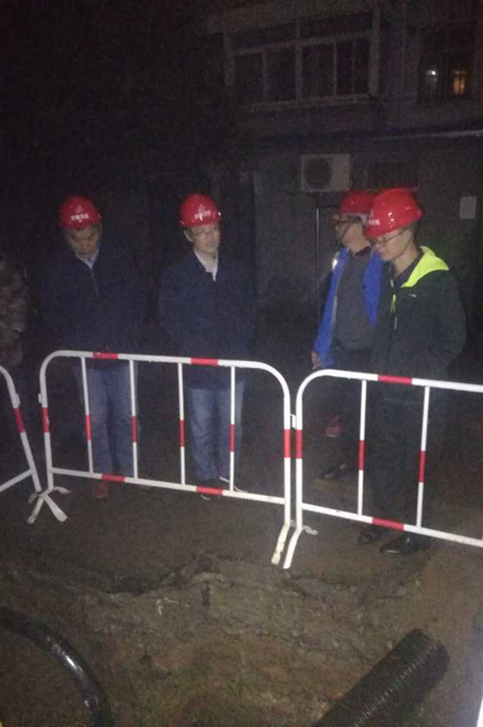 安徽交航總經理方申柱蒞臨淮北雨污分流項目視察工作總經理督戰公司“決戰100天”活動，深夜冒雨指導、慰問現場施工人員