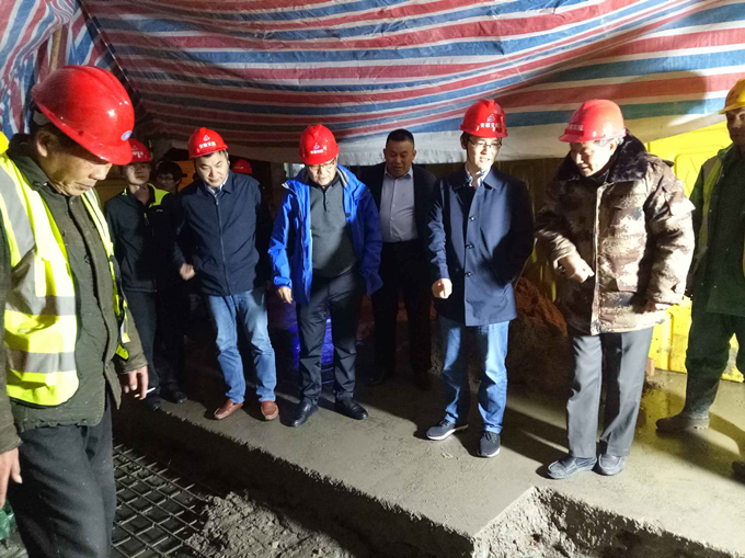 安徽交航總經理方申柱蒞臨淮北雨污分流項目視察工作總經理督戰公司“決戰100天”活動，深夜冒雨指導、慰問現場施工人員